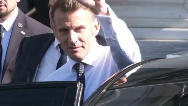 Η στιγμή που ο Εμανουέλ Μακρόν αναχωρεί από τη Μεγάλη Βρετανία για το λιμάνι Πειραιά