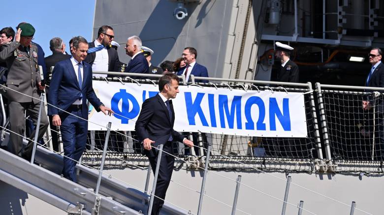 Η κοινή επίσκεψη Μητσοτάκη - Μακρόν στη φρεγάτα «Κίμων»: Υψηλός συμβολισμός με στρατηγικά μηνύματα