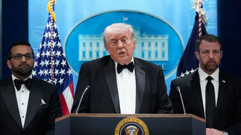 Τραμπ:«Ο ένοπλος προσπάθησε να σπάσει τον κλοιό ασφαλείας και εξουδετετώθηκε»