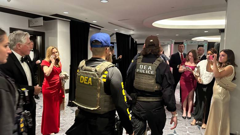 Πυροβολισμοί στο δείπνο των ανταποκριτών του Λευκού Οίκου: Ομόφωνη η καταδίκη των ξένων ηγετών