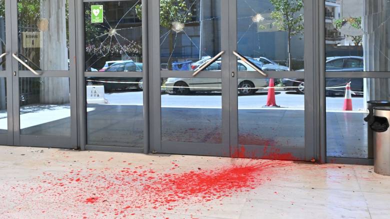Εικόνες από τις ζημιές στο Διοικητικό Εφετείο Αθηνών μετά την επίθεση με βαριοπούλες και μπογιές