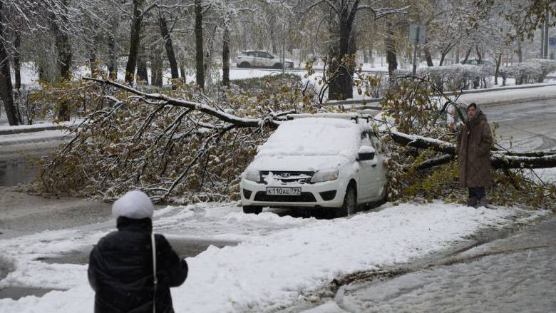 Ανοιξιάτικη χιονοθύελλα έπληξε τη Μόσχα - Ξεριζώθηκαν δέντρα, ακυρώθηκαν πτήσεις