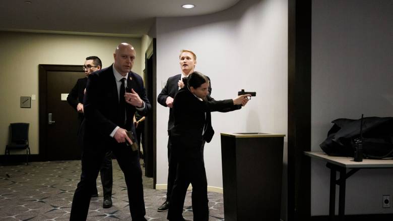 Πώς ο μυστικός πράκτορας που χτυπήθηκε από τις σφαίρες του Κόουλ Άλεν σώθηκε χάρη στο κινητό του