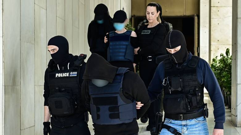 Άγιος Δημήτριος: Απολογούνται οι τρεις που κατηγούνται για υπόθαλψη του 20χρονου δολοφόνου