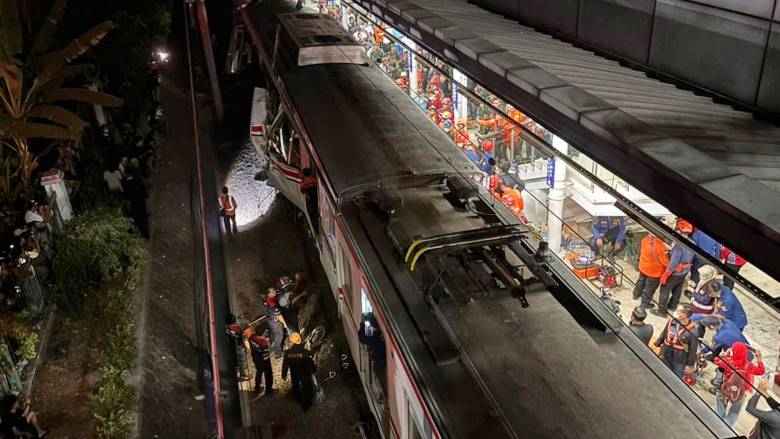 Ινδονησία: Σύγκρουση τρένων σε σιδηροδρομικό σταθμό κοντά στην Τζακάρτα