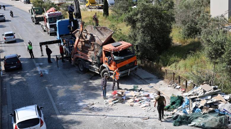 Ανατροπή φορτηγού στη Λεωφόρο Βουλιαγμένης - Κυκλοφοριακό χάος στο ρεύμα προς Γλυφάδα