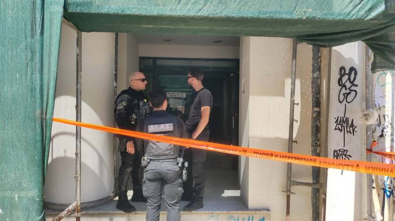 Διοικητής ΕΦΚΑ για 89χρονο: «Είχε κρυμμένη την καραμπίνα κάτω από την καμπαρντίνα»