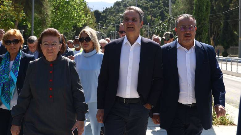 Επίσκεψη Μητσοτάκη στην Βασιλίσσης Όλγας - Περιηγείται στα έργα ανάπλασης