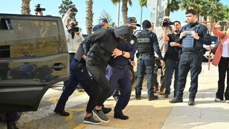 Άγιος Δημήτριος: Με αλεξίσφαιρο, κουκούλα και σκυμμένο το κεφάλι ο 20χρονος στο Ναυτοδικείο Πειραιά