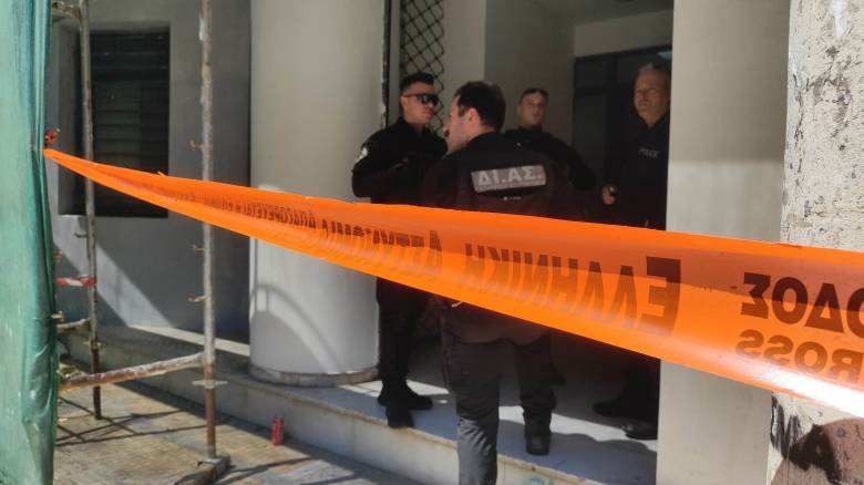 Πυροβολισμοί στον ΕΦΚΑ: «Τον σημάδεψε και του είπε "σκύψε"» - Τι λένε μάρτυρες στο CNN Greece