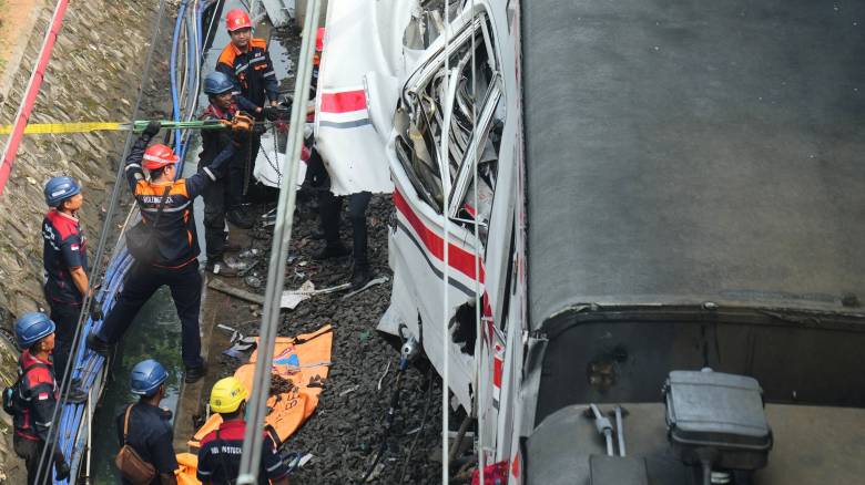 Τραγωδία στην Ινδονησία: Στους 14 οι νεκροί από τη σύγκρουση τρένων, δεκάδες τραυματίες