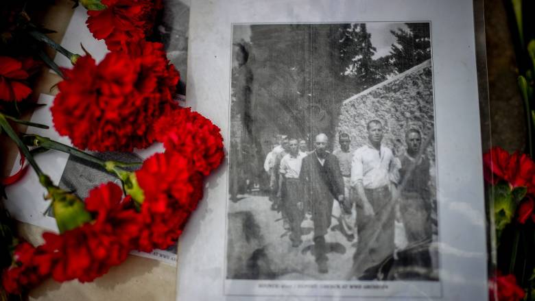 Πλήθος κόσμου στο Σκοπευτήριο της Καισαριανής - Συγκίνηση για τις φωτογραφίες των 200 εκτελεσθέντων