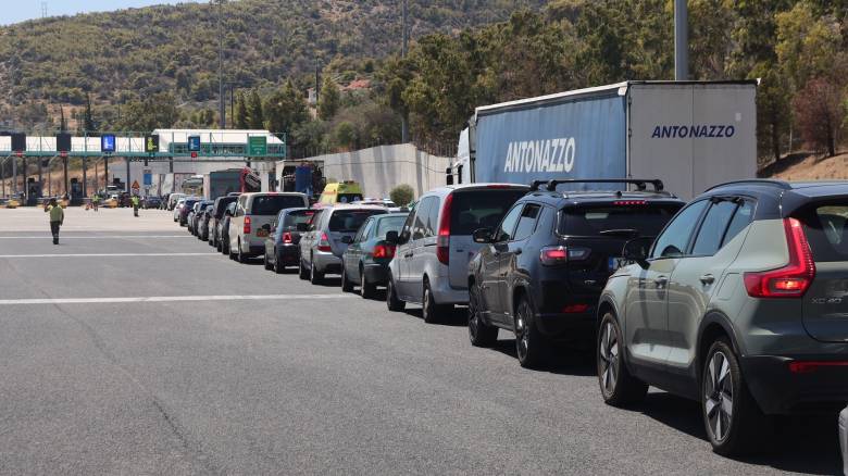Μποτιλιάρισμα χιλιομέτρων στα διόδια Ελευσίνας από τους εκδρομείς της Πρωτομαγιάς