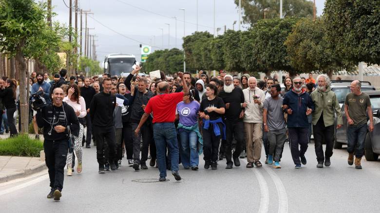 Συγκέντρωση στο αεροδρόμιο του Ηρακλείου για τους ακτιβιστές του Στολίσκου της Γάζας