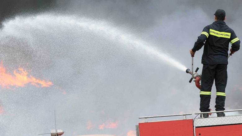 Πάτρα: Μήνυμα του 112 για τη φωτιά κοντά στο παλιό εργοστάσιο της Pirelli - «Επικίνδυνοι καπνοί»