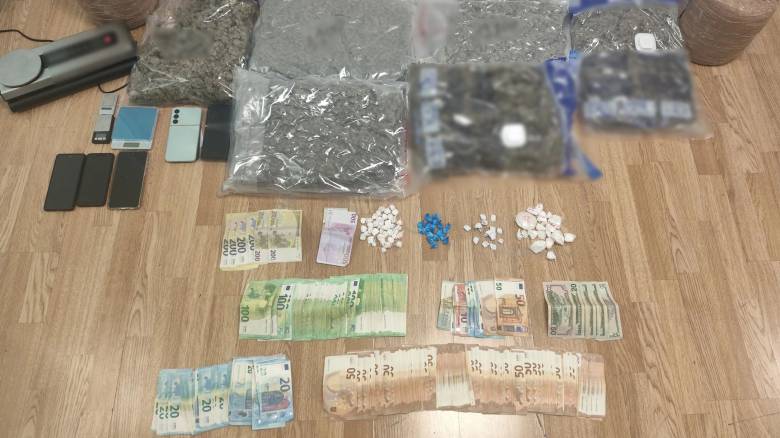 Έκρυβαν κοκαΐνη και κάνναβη στο ταμπλό αυτοκινήτου - Πώς οι Αρχές έφτασαν στη σύλληψή τους