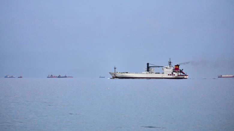 Ο Τραμπ ανακοίνωσε ότι σταματά προσωρινά η «Επιχείρηση Ελευθερία» στα Στενά του Ορμούζ