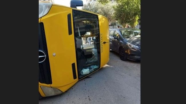 Ανατροπή σχολικού λεωφορείου στο Παλαιό Φάληρο – Δεν τραυματίστηκαν παιδιά