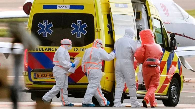 Χανταϊός: Έφτασε στο Άμστερνταμ αεροσκάφος που μεταφέρει ασθενή επιβάτη του κρουαζιερόπλοιου Hondius