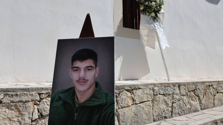 Κρήτη: Σε κελί προστασίας στον Κορυδαλλό ο 54χρονος - Βίντεο με τη μεταγωγή του ζευγαριού
