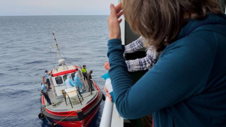 Χανταϊός: Εκκενώνεται το κρουαζιερόπλοιο - Ανά εθνικότητα η αποβίβαση των επιβατών
