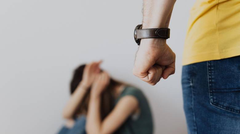 Κρήτη: Δίωξη σε 30χρονο για απόπειρα ανθρωποκτονίας κατά της συζύγου του - Μπροστά στα παιδιά τους