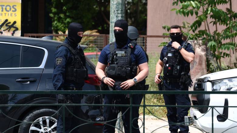 Καλλιθέα: Μεθυσμένος ο δράστης πυροβόλησε τη γυναίκα με όπλο ούζι - Το σκηνικό μέσα σε μπαρ