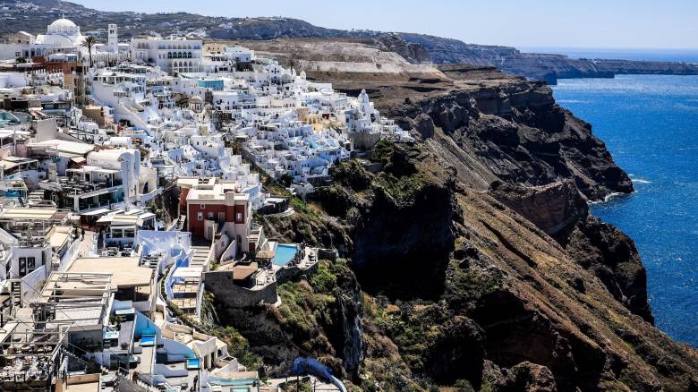 Νέοι χωροταξικοί κανόνες στον τουρισμό: «Πλαφόν» κλινών στα νησιά - Επενδύσεις υπό όρους