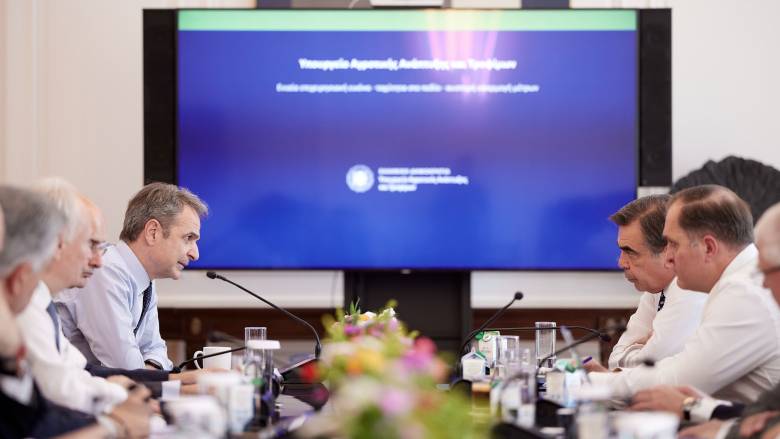 Σύσκεψη υπό τον Μητσοτάκη στο Μαξίμου: Συζητήθηκαν αγροτικές ενισχύσεις και τα μέτρα για ζωονόσους