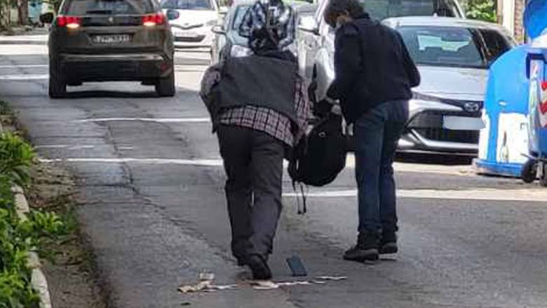 Ληστεία στην Κάτω Τιθορέα: Η στιγμή που οι δράστες... ψύχραιμοι μαζεύουν τα λεφτά από τον δρόμο