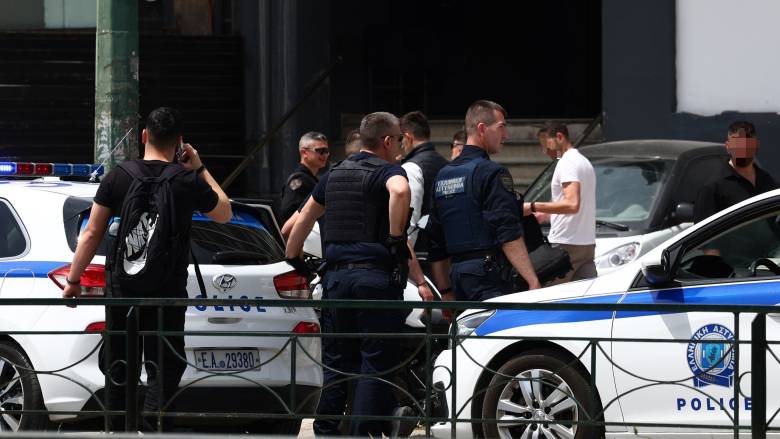 Προφυλακιστεος ο 58χρονος που πυροβολησε με ουζι σε μπαρ της Καλλιθεας