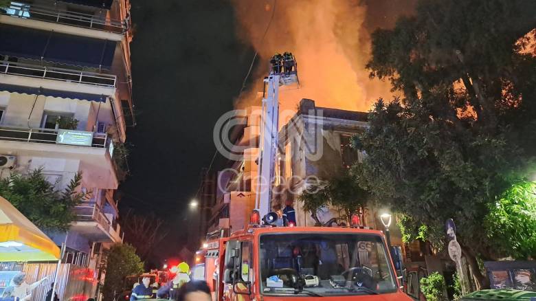 Φωτιά σε εγκαταλελειμμένο κτήριο στην οδό Φαλήρου στο Κουκάκι - Εικόνες από το σημείο