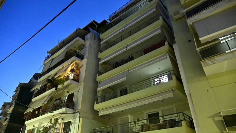 Πειραιάς: Ερευνούν όλα τα ενδεχόμενα για το θάνατο 24χρονης από μπαλκόνι - Τι κατέθεσε ο 50χρονος