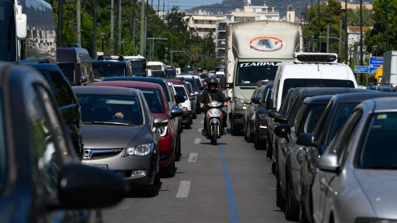 Καραμπόλα πέντε οχημάτων στην οδό Πατησίων: Αναφορές για δύο τραυματίες