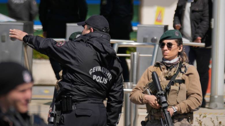 Τουρκία: Έξι νεκροί και οκτώ τραυματίες από την ένοπλη επίθεση - Ανθρωποκυνηγητό για τον δράστη