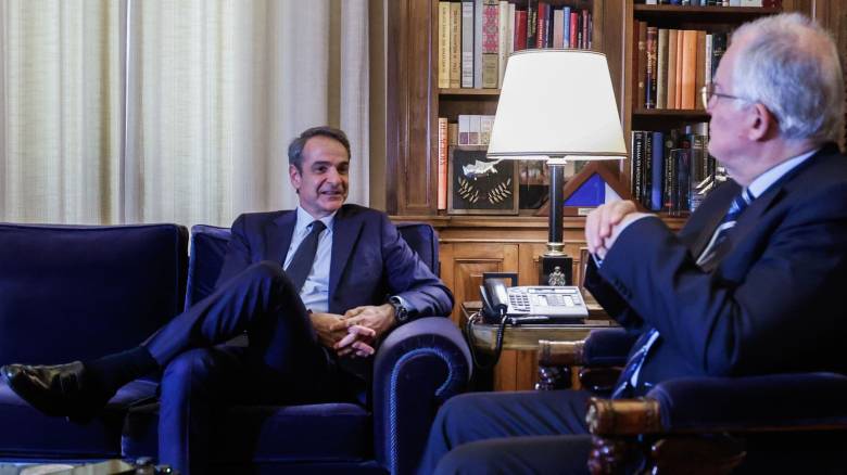 Μητσοτάκης σε Τασούλα: «Η αναδιάταξη του πολιτικού σκηνικού δεν μας αφορά - Σε ένα χρόνο οι εκλογές»
