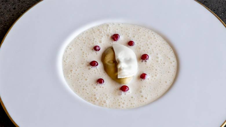 Δείπνα με ηχηρές υπογραφές, διάσημοι guest chefs και σπάνιες ετικέτες αυτές τις μέρες στην πόλη