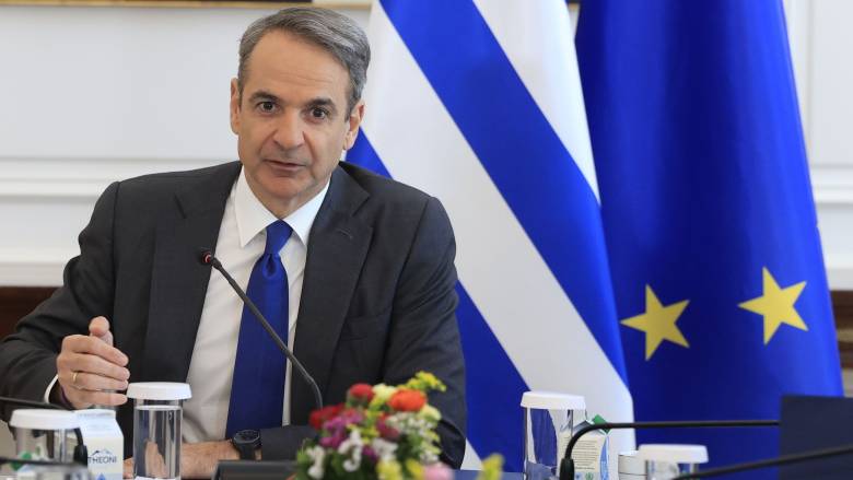 Σύσκεψη υπό Μητσοτάκη για αντιπυρική: 18.500 πυροσβέστες, 4.000 οχήματα και drones στη «μάχη»