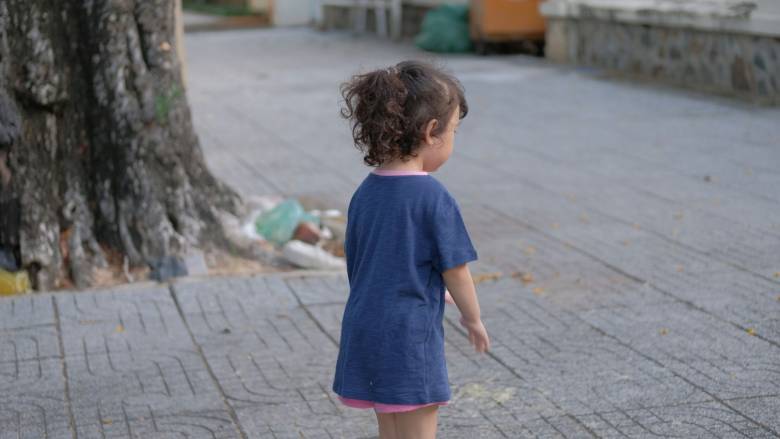 Ενώπιον δικαστή σήμερα η μητέρα που εγκατέλειψε τα παιδιά της σε δρόμο της Πορτογαλίας