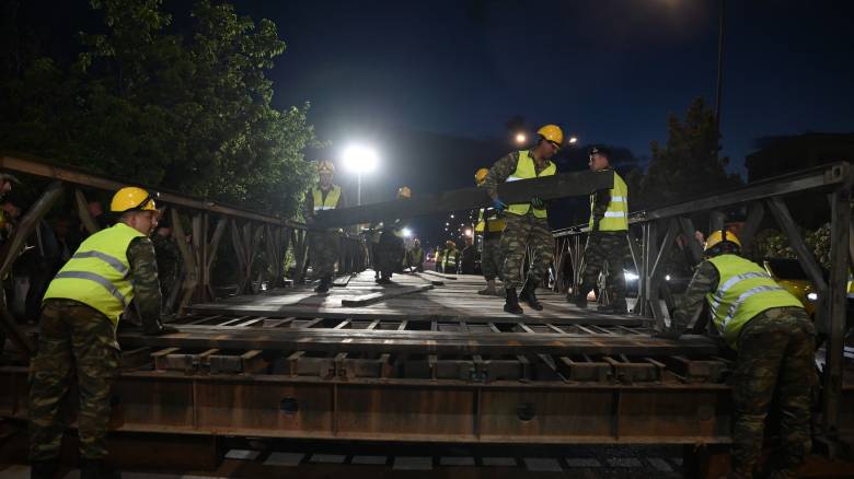 Νέα Φιλαδέλφεια: Οι Ένοπλες Δυνάμεις έστησαν πεζογέφυρα 15 μέτρων στον Κηφισό - Δείτε φωτογραφίες