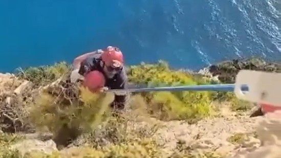 Βίντεο από τις προσπάθειες απεγκλωβισμού του 22χρονου τουρίστα στη Ζάκυνθο