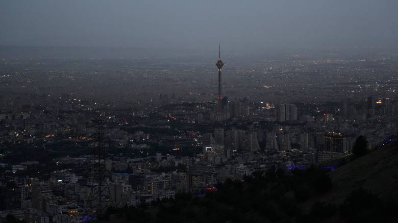 Νέες επιθέσεις των ΗΠΑ στο Ιράν μετά από χτύπημα με drones στα Στενά του Ορμούζ