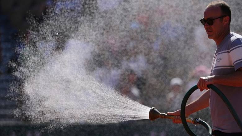 «Ψήνεται» η Δυτική Ευρώπη: Νεκροί και κόκκινος συναγερμός για καύσωνα σε πολλές ευρωπαϊκές πόλεις