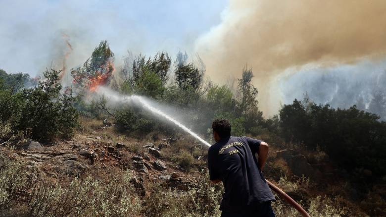 Μεγάλη φωτιά σε χαμηλή βλάστηση στον Ασπρόπυργο - Στη μάχη πέντε ελικόπτερα