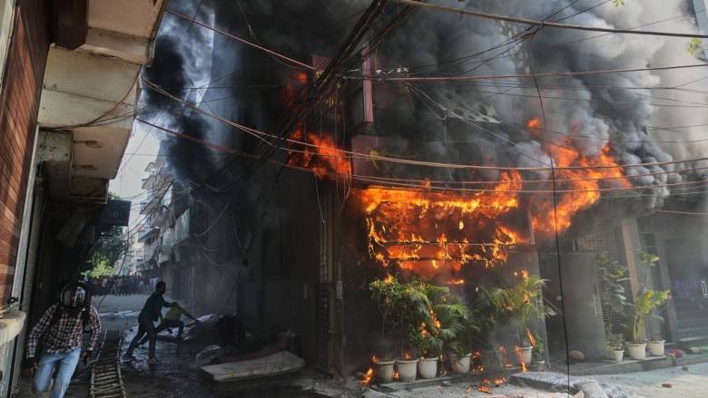 Στις φλόγες κτήριο στο Νέο Δελχί: Τουλάχιστον 20 νεκροί και δεκάδες τραυματίες - Δείτε βίντεο