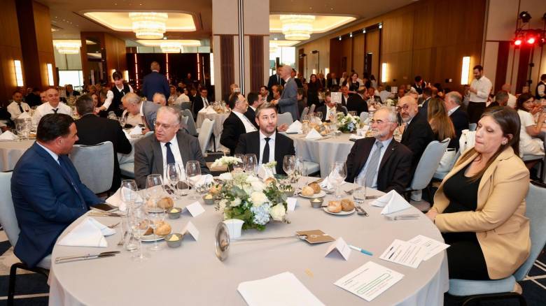 Γεωργιάδης για «ομοτράπεζους» Ανδρουλάκη, Κωνσταντοπούλου: Ολιγόλεπτη η παρουσία μου στο τραπέζι