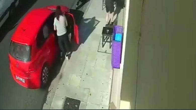 Ναύπακτος: Βίντεο ντοκουμέντο από τροχαίο - Η στιγμή που μητέρα σώζει το παιδί της στο παρα πέντε 