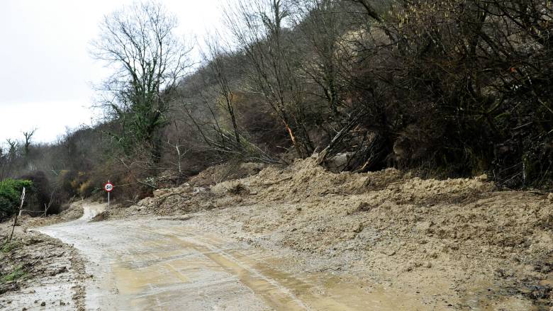 «Ποτάμια» οι δρόμοι στα Ιωάννινα: Δεκάδες προβλήματα από τις ισχυρές βροχοπτώσεις