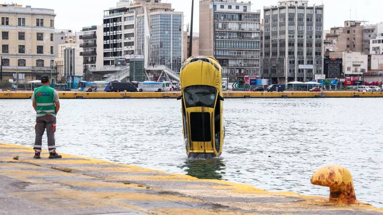 Νεκρός ο οδηγός του ταξί που έπεσε στο λιμάνι του Πειραιά