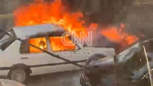 Στις φλόγες αυτοκίνητο στην Αργυρούπολη: Κάτοικοι βγήκαν με πυροσβεστήρες - Βίντεο από το σημείο